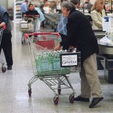 Le nombre de produits concernés est en outre à mettre en regard avec le nombre de références en magasins: 3.000 à 5.000 dans un supermarché, et entre 20.000 et 35.000 dans les hypermarchés. (KEYSTONE/Gaetan Bally)